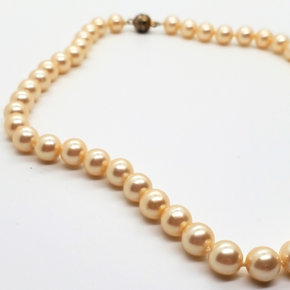 Vintage Faux Pearl Necklace with magnetic closure